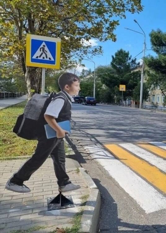 Картонные дети появились на дорогах Подмосковья   Такие реалистичные макеты ребят, собирающихся переходить дорогу, должны заставлять водителей быть осторожнее и не гонять по улицам города. Обычно их размещают на пешеходном переходе возле школ и других учебных учреждений.  Специалисты опирались на опыт 20-летней давности, когда устанавливали муляжи автоинспекторов. Опасаясь, что впереди стоит живой полицейский, водители тормозили за 10 метров от картонных фигур. С детьми, полагают экспериментаторы, будет ещё эффективнее.    Как думаете, нужны нам такие в Мытищах?     — да, это будет верным решением    — главное таких детей глубокой ночью на пустой улице не встретить    — все привыкнут к картонным детям и дальше будут гонять