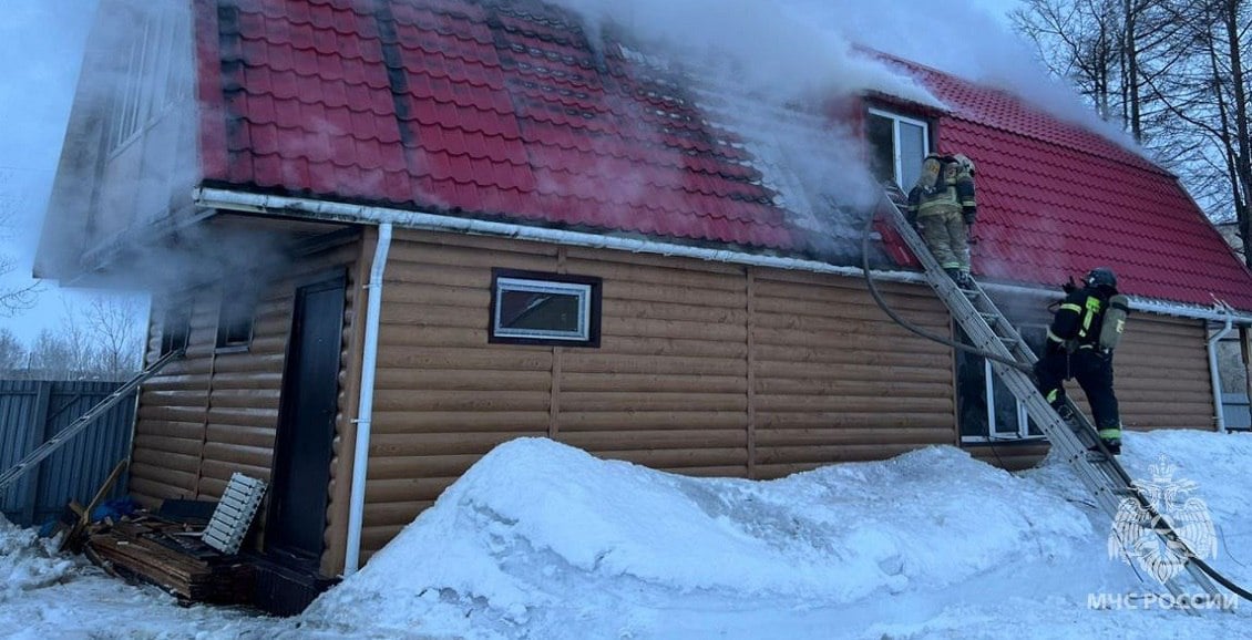 В Милькове пожарные отстояли дом от огня, разгулявшегося в бане В селе Мильково случился пожар на подворье. Спасти баню не удалось, она сгорела, но пожарным удалось не допустить возгорания дома. Нажмите для подробностей -