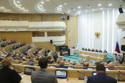 Сенаторы РФ от ДНР добились поправки в федеральный закон о кассовых аппаратах Представители ДНР в Совете Федерации добились внесения изменений в федеральный закон, регулирующий использование кассовой техники. Накануне депутаты Госдумы утвердили в финальном чтении законопроект, временно освобождающий от обязательного применения ККТ предприятия, работающие в прифронтовой зоне. Сенатор Александр Волошин уже прокомментировал это решение. Он уточнил, что данные изменения в действующее законодательство были предложены совместно с коллегами-сенаторами из воссоединенных регионов под руководством первого зампредседателя Совета Федерации Андрея Яцкина.