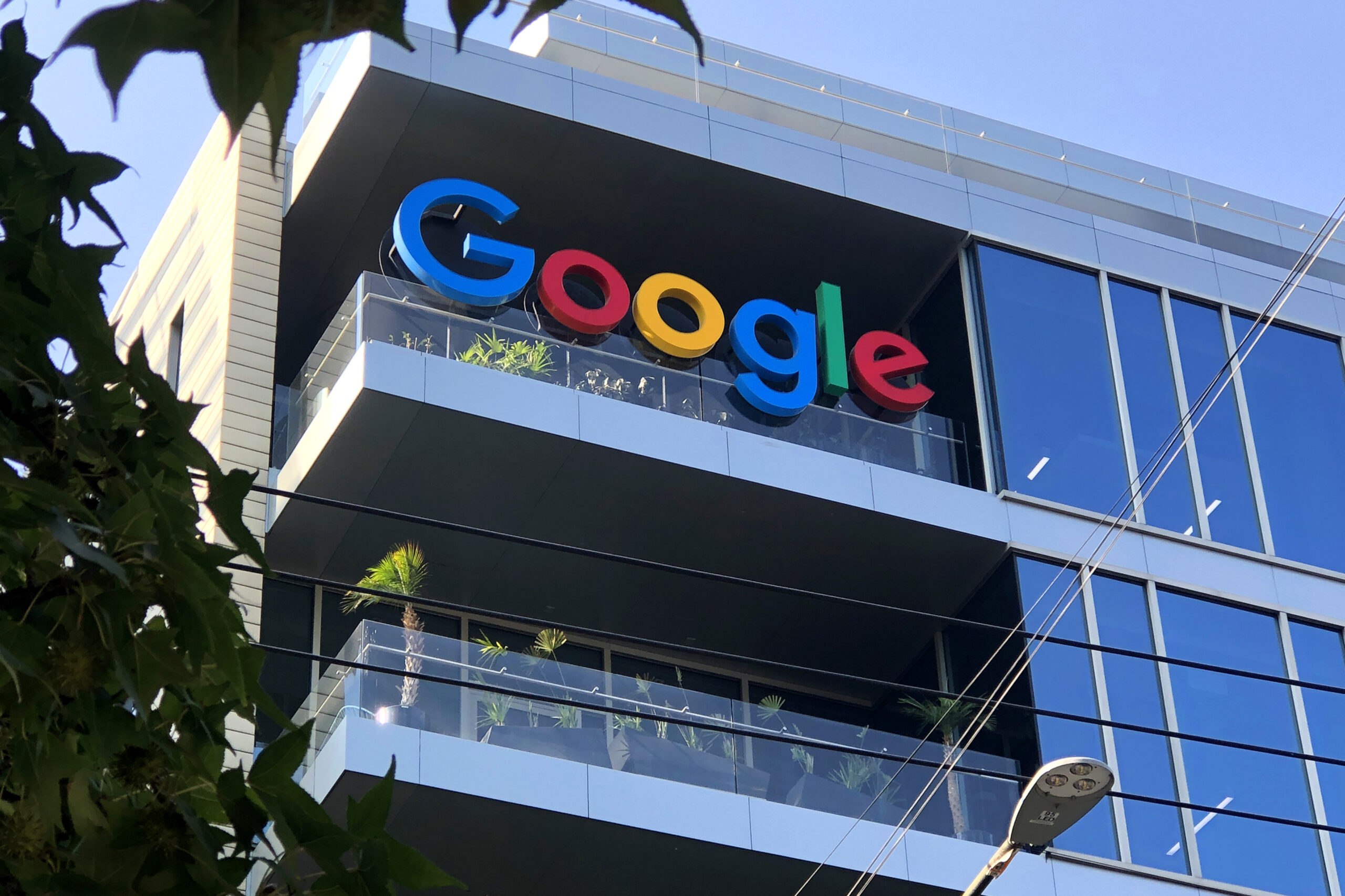 Google прокачала Gemini  Google обновила Gemini, сделав его ещё более персонализированным помощником.  Компания Google обновила Gemini и, как утверждается, сделала его ещё более персонализированным. Компания предоставила пользователям больше контроля над их данными.  Теперь приложение Gemini может анализировать все предыдущие чаты, что позволит лучше изучать предпочтения пользователя и обеспечит возможность предоставления более персонализированных ответов. Если пользователю нужно будет ограничить информацию, сохраняемую в чатах, то можно будет испол...  Читать на сайте ИА «Бизнес код»  #Gemini #Google
