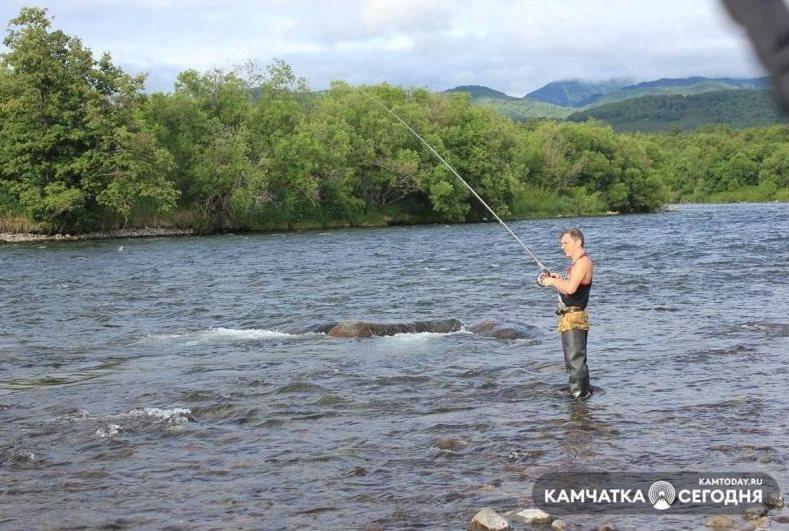 Камчатским рыбакам любителям выделили более 228 тонн рыбы на 2026 год Министерство рыбного хозяйства Камчатского края утвердило квоты для любительской рыбалки В следующем году рыболовы любители региона смогут законно выловить более 228 тонн водных биоресурсов Распределение квот прошло на основании поданных заявлений Это позволяет регулировать нагрузку на водоёмы и обеспечивать сохранение популяции ценных видов рыб делая отдых доступным и законным для всех любителей Камчатка 360