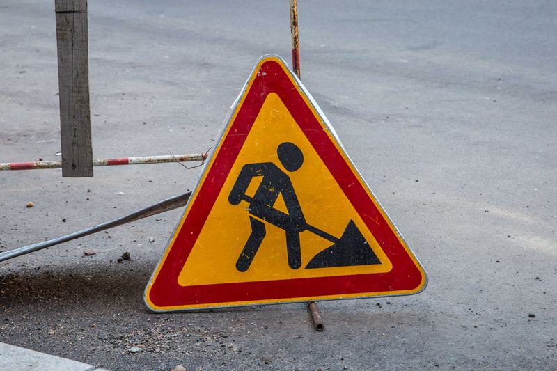 Красноярцам назвали улицы которые отремонтируют в 2026 году В перечень вошли более 15 городских улиц сообщили в мэрии Самый протяженный ремонт запланирован на ул Авиаторов работы будут вести поэтапно Одновременно там реконструируют ливневую канализацию для этого в бюджете уже заложили средства На отдельных участках проведут ямочный ремонт обновят дорожное полотно на инженерных сооружениях например частично на Октябрьском мосту путепроводе по Авиаторов В рамках подготовки к 400 летию Красноярска в центре отремонтируют пешеходную часть Копылова капитально обновят ул Годенко а также приведут в порядок проезжую часть на Кирова и Диктатуры Пролетариата Полный список улиц