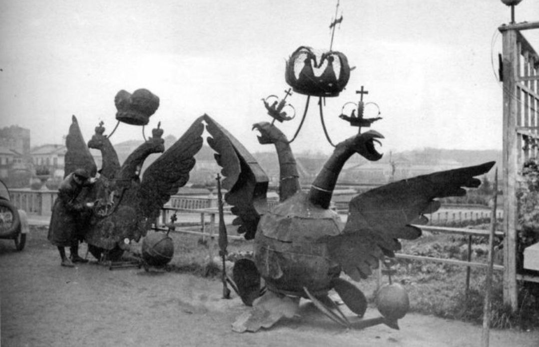 Звезды вместо орлов как они появились над Москвой 90 лет назад на Спасской башне Московского кремля вместо двуглавого орла установили первую звезду из позолоченной меди и бронзы Серп и молот украсили уральскими драгоценными камнями Через пару лет самоцветы потускнели и звезды заменили на рубиновые rodinargru