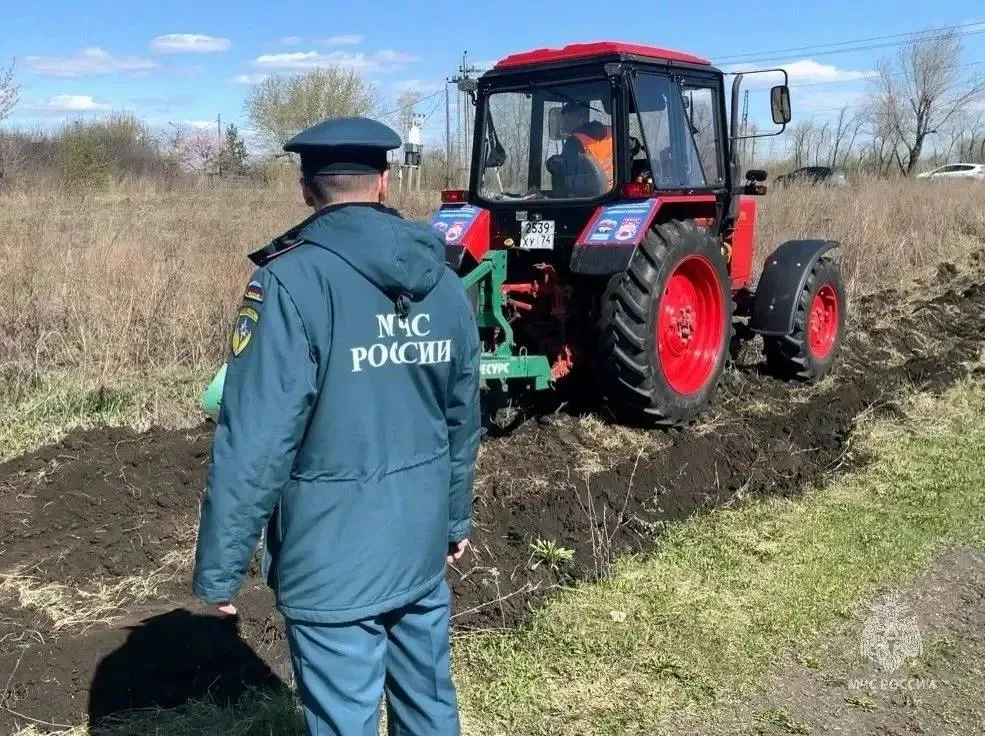 Виновных накажут в МЧС начали внеплановые проверки готовности к лесным пожарам в весенне летний сезон Сотрудники государственного пожарного надзора МЧС усилили контроль за подготовкой территорий к весенне летнему пожароопасному сезону На Южном Урале стартовали внеплановые проверки готовности населенных пунктов и объектов к возможным лесным и ландшафтным пожарам Особое внимание уделяется тому смогут ли местные власти и организации предотвратить переход огня с природных территорий на жилые зоны Инспекторы проверяют есть ли вокруг населенных пунктов защитные полосы из распаханной земли убрана ли сухая трава и мусор возле лесов а также ликвидированы ли незаконные свалки Такие рейды сейчас проходят во всех районах Челябинской области Если специалисты обнаружат нарушения виновных ждет административная ответственность В МЧС просят жителей не жечь сухую траву и мусор это самая частая причина весенних пожаров Проверки продлятся до конца пожароопасного сезона