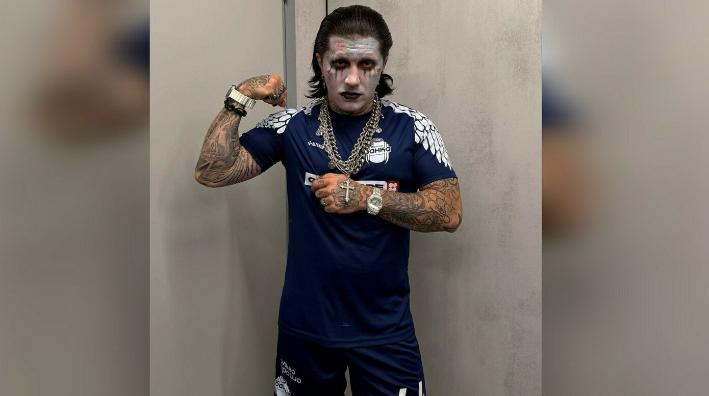 Рэпер Ганвест цензурирует свои песни и переходит к благотворительности Ганвест удалит из доступа 25 песен и сосредоточится на благотворительности после возбуждения уголовного дела передает ArbatMedia Музыкант объявил о своем решении в социальных сетях Он намерен убрать из публичного доступа композиции которые могут содержать спорные моменты чтобы полностью соответствовать российскому законодательству Я не поддерживаю употребление наркотиков и не считаю подобную тематику нормой Если в прошлом какие то строки могли восприниматься иначе я это исправляю Моральную ответственность за свои слова и контент я принимаю написал Ганвест Рэпер подчеркнул что планирует направить усилия на социальные и благотворительные инициативы Он хочет приносить реальную пользу и работать в позитивной повестке Артист добавил что уважает законы России Прислать новость