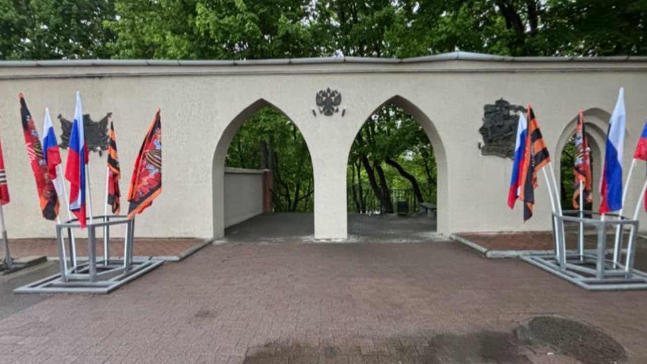  Два подростка из Черняховска предстанут перед судом по обвинению в вандализме. По версии следствия, днем 2 мая 2025 года, в парке Победы в Черняховске, 15-летний и 14-летний местные жители, умышленно повредили информационный стенд. Сумма материального ущерба, причиненного муниципалитету, составила 31 тыс. рублей. Ранее Председатель СК России Александр Бастрыкин поручал представить доклад о ходе расследования указанного уголовного дела. Следствием по уголовному делу собрано достаточно доказательств, уголовное дело с утвержденным обвинительным заключением направлено в суд для рассмотрения по существу, сообщили в СУ СК России по Калининградской области. Фото: СУ СК России по Калининградской области