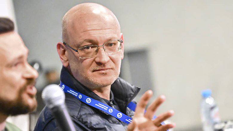 Экс-депутат заксобрания Петербурга Максим Резник внесен в РФ в реестр иноагентов объявлен в розыск. Резник был депутатом петербургского ЗакСа в 2011—2021 годах. В 2022-м его приговорили к пяти месяцам колонии-поселения за хранение наркотиков. В зале суда экс-парламентарий был отпущен в связи со временем, проведенным им под домашним арестом. В том же году Максим Резник уехал из России. Статус иностранного агента бывший депутат получил примерно через год.