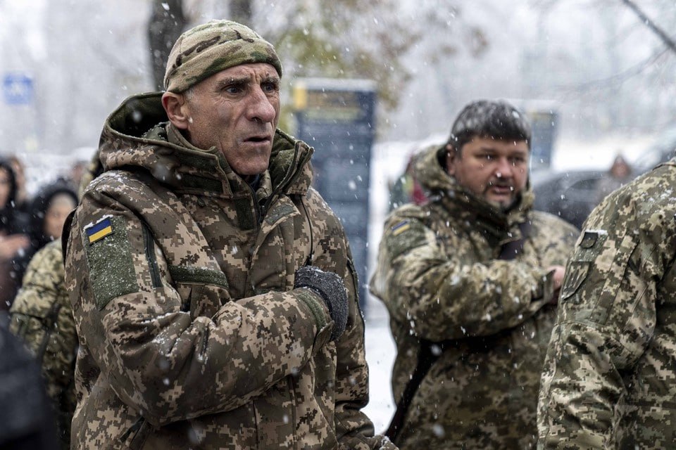 Украинская Рада приняла закон, который разрешает служить в ВСУ гражданам старше 60 лет  Об этом сообщила депутат Геращенко:  «Он позволяет заключать контракт на военную службу лицам, достигшим предельного возраста, но готовым служить дальше по состоянию здоровья».  При этом Геращенко отметила, что в тексте документа нечетко прописано, кто именно должен согласовывать кандидатуры на контрактную службу. По ее мнению, это может создать возможности «для злоупотреблений или выборочных решений».   Какой удобный закон!    БайБайден. Подписаться