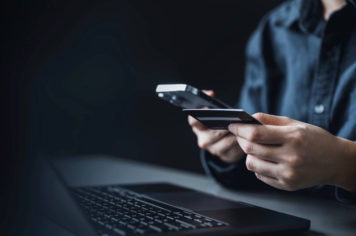 Мошенники начали продавать фейковые билеты на мероприятия в Петербурге Жителей Петербурга предупредили о новой мошеннической схеме с продажей билетов на несуществующие культурные мероприятия информацией поделилось управление по борьбе с противоправным использованием информационно коммуникационных технологий ГУ МВД Аферисты создают поддельные сайты и крадут деньги россиян На сайтах представлена афиша указан адрес местного концертного зала и его схема и здесь же можно забронировать места и перейти к оплате Пользователя перенаправляют на страницу оплаты и вне зависимости от выбранного способа он попадает на ресурс имитирующий систему быстрых платежей Через этот ресурс мошенники похищают деньги и данные уточняют в ведомстве Россиянам рекомендуют проверять афиши мероприятий на официальных сайтах артистов театров концертных площадок или проверенных билетных операторов а также не доверять сообщениям из личных переписок Garun Prdt shutterstock com Подписаться на ДП в Telegram MAX