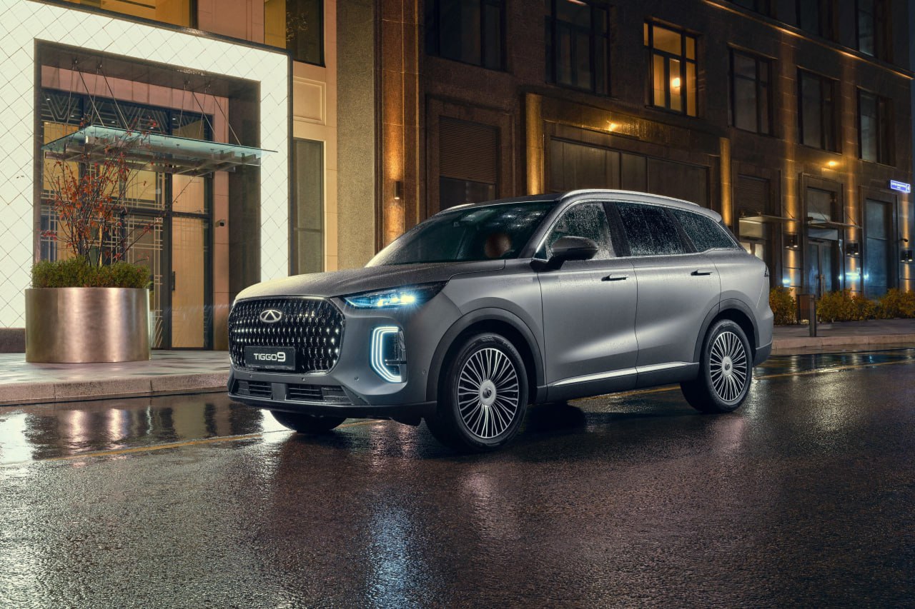 Chery Tiggo 9 стал доступнее на полмиллиона рублей Если ранее кроссоверы 2025 года выпуска предлагали за 4 75 5 05 миллиона рублей то теперь цены укладываются в 4 25 4 55 миллиона Стоимость прошлогодних Tiggo 9 не изменилась 4 15 4 45 миллиона рублей Согласно новому прайс листу появились также скидки за трейд ин 200 тысяч в случае с более свежими машинами и 350 тысяч при покупке экземпляров 2024 года Журнал Авто ру online