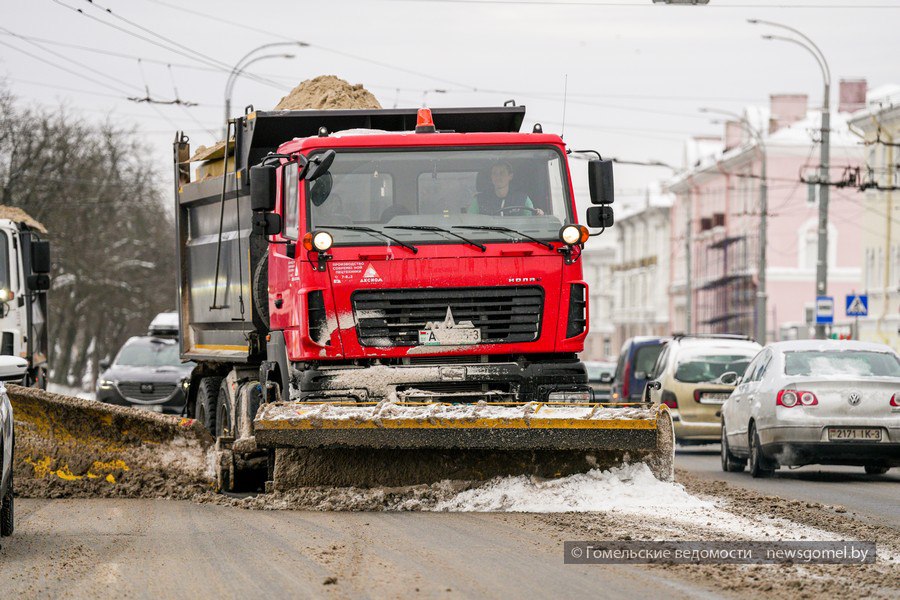 В Гомеле обсудили вопрос зимней уборки территорий На аппаратном совещании подведены итоги работы за минувшую неделю отмечено оперативное реагирование на чрезвычайные ситуации возникавшие в условиях сложных погодных реалий