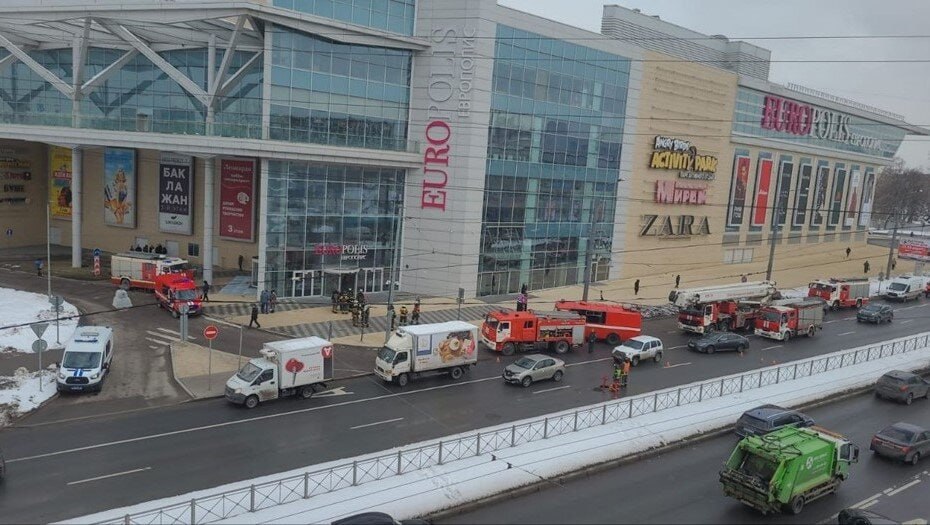 В ТЦ «Европолис» на Полюстровском срочно эвакуируют людей. На месте работают экстренные службы.  Пожарные прокладывают рукав в здание торгового центра.