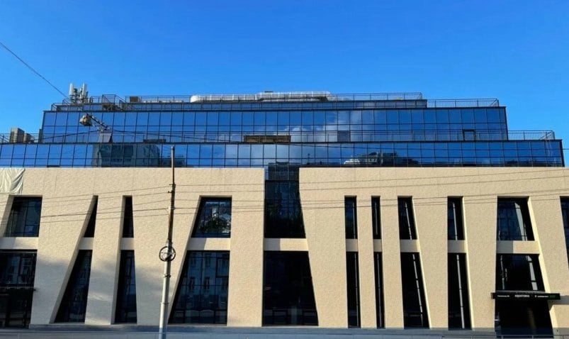«Акватория» подала в суд на подрядчика из-за обрушения потолков Владивостокский водный комплекс обратился в Арбитражный суд Приморского края с иском к компании-подрядчику. Причиной стало обнаружение скрытых дефектов в потолочной системе, которая частично обрушилась летом 2024 года. Об этом сообщает ТАСС. Заказчик считает, что качество выполненных работ должно соответствовать установленным стандартам и нормам СНиП, ГОСТ . По его мнению, в результате работы подрядчика появились скрытые дефекты, которые при обычном осмотре было невозможно заметить. Именно из-за этого часть потолка обвалилась. «Акватория» требует от подрядчика возместить убытки в размере около 4,9 миллиона рублей. В июле 2022 года стороны подписали акт выполненных работ на сумму примерно 6,8 миллиона рублей, из которых выполнено было около 4,9 миллиона. В ходе проверки выяснилось, что крепёжные элементы системы потолков, особенно усиленные подвесы L1000 для потолочной системы Cubica, находятся в плохом состоянии из-за коррозии. Также при монтаже подрядчик не соблюдал требования технических регламентов и правил завода-изготовителя. Дело будет рассматриваться 3 июня 2025 года. В случае подтверждения нарушений «Акватория» сможет получить компенсацию за причиненные убытки. Фото: прокуратура Дарим проход в Ботанический сад и Оранжерею.