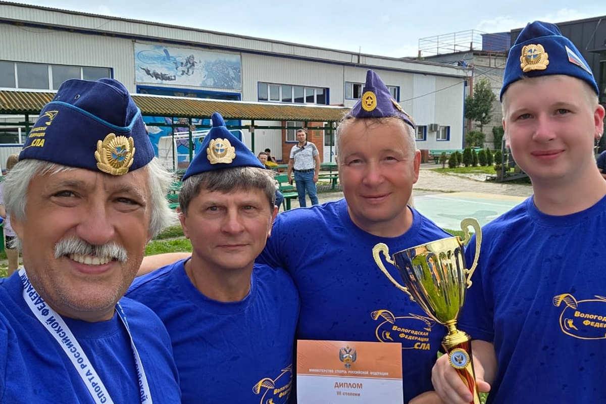 Команда Вологодской области стала бронзовым призером чемпионата России по сверхлегкой авиации в Московской области. Чемпионат России по спорту сверхлегкой авиации впервые прошел на аэродроме «Большое Грызлово» в Серпухове. Соревнования посвящены памяти дважды чемпиона мира Вадима Бухтиярова.