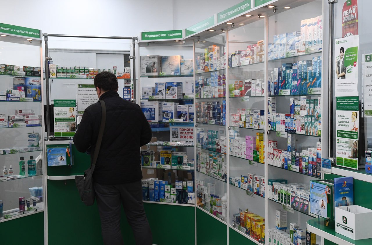 Правительство поможет регионам закупить лекарства для льготников На бесплатные лекарства медицинские изделия и специализированные продукты лечебного питания для льготных категорий граждан ряду регионов направят свыше 930 млн рублей Социальная услуга предоставляется инвалидам чернобыльцам ветеранам боевых действий участникам Великой Отечественной войны членам семей погибших инвалидов войны участников Великой Отечественной войны и ветеранов боевых действий а также людям награжденным знаком Жителю блокадного Ленинграда Житель осажденного Севастополя Житель осажденного Сталинграда Средства поступят 11 регионам которые заявили о такой потребности Карелия Коми Крым Марий Эл Тыва Чувашия Архангельская Волгоградская Орловская Свердловская Томская области Подписаться на Правительство России в MAX