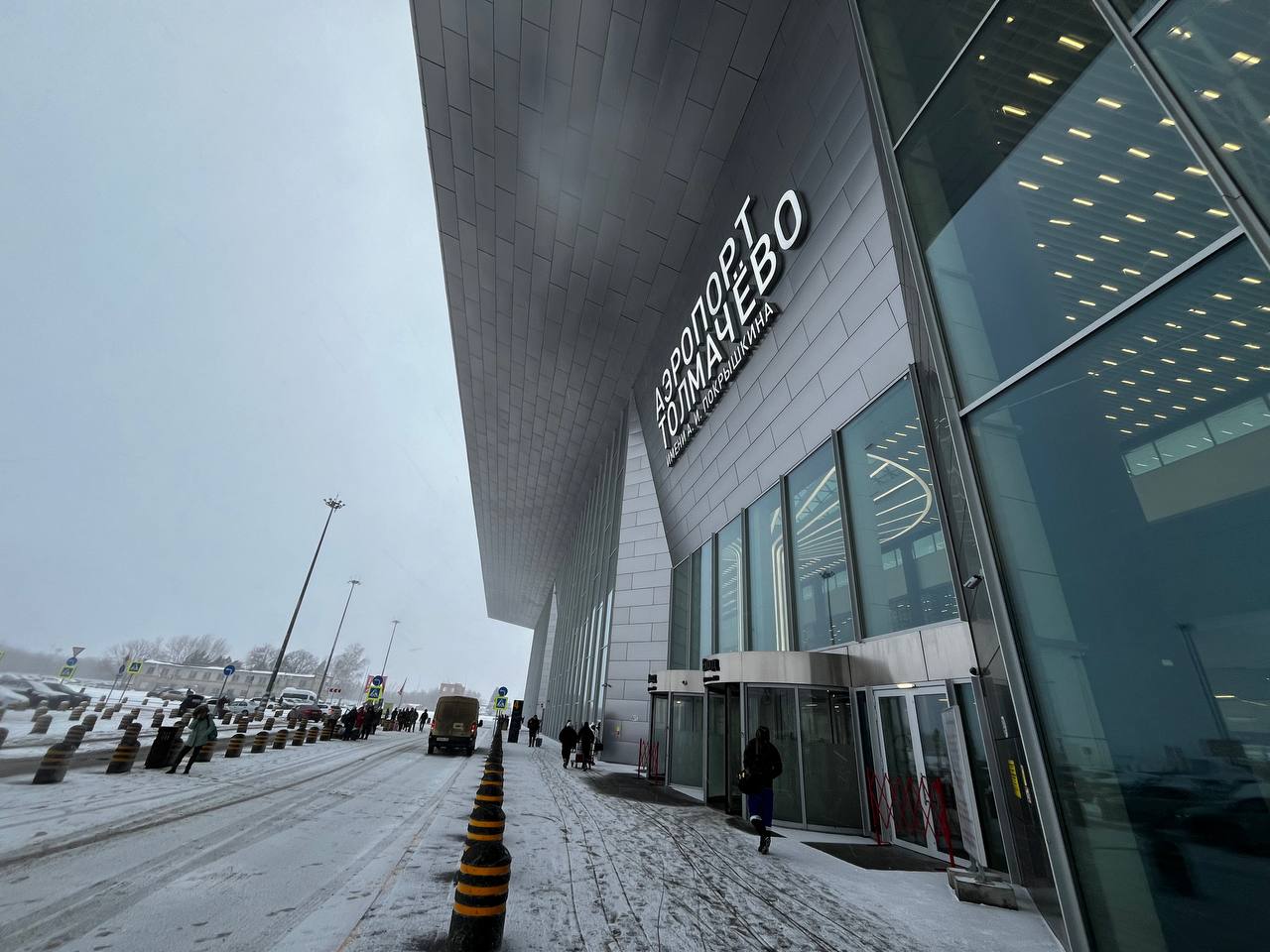 Аэропорт Толмачёво планируют модернизировать Губернатор Андрей Травников провёл рабочую встречу с гендиректором авиакомпании S7 Дмитрием Куделькиным в рамках XIХ Международного форума Транспорт России который проходит в Москве Стороны обсудили второй этап реконструкции аэропортового комплекса Толмачёво В планах расширить аэропортовый комплекс реконструировать действующий международный терминал и построить еще один создать новую взлетно посадочную полосу и необходимую инфраструктуру Работы запланированы в рамках федерального проекта Развитие опорной сети аэродромов нацпроекта Эффективная транспортная система с применением механизма государственно частного партнёрства Финансирование работ за счёт средств частного инвестора предполагается в объёме 80 стоимости Воздушные перевозки в Новосибирской области в последние годы становятся все более востребованными ежегодно аэропорт обслуживает не менее 9 млн пассажиров В Новосибирской области на 2024 2026 годы на субсидирование региональных воздушных перевозок пассажиров предусмотрено по 800 млн рублей ежегодно