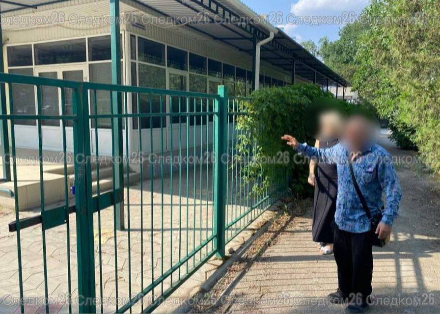 В Буденновске раскрыто убийство бармена, совершенное более 29 лет назад В июле 1995 года в одном из заведений между посетителем и барменом возник конфликт. После ссоры мужчина взял дома автомат, вернулся в кафе и 5 раз выстрелил в оппонента. От полученных огнестрельных ранений 23-летний потерпевший скончался на месте происшествия. После этого фигурант выбросил на улице оружие и скрылся. В мае 2025 года сотрудники СК и МВД России смогли установить злоумышленника и его местонахождение. 65-летнему мужчине предъявлено обвинение по статье «убийство». Вину он признал в полном объеме. ЧП Ставрополь