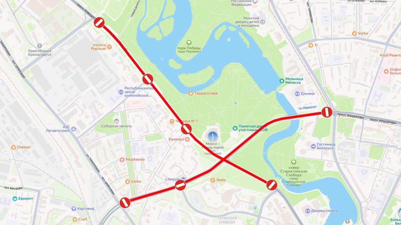 Где в Минске 3 июля перекроют улицы для транспорта  С 12:00 на время торжественной церемонии возложения венков закрыли движение по периметру площади Победы.  С 18:00 ограничат движение по проспекту Победителей от улицы Саперов до улицы Мельникайте и по проспекту Машерова от улицы Даумана до улицы Тимирязева.  Также в местах проведения мероприятий будут действовать ограничения на остановку и стоянку автомобилей.  Подробнее