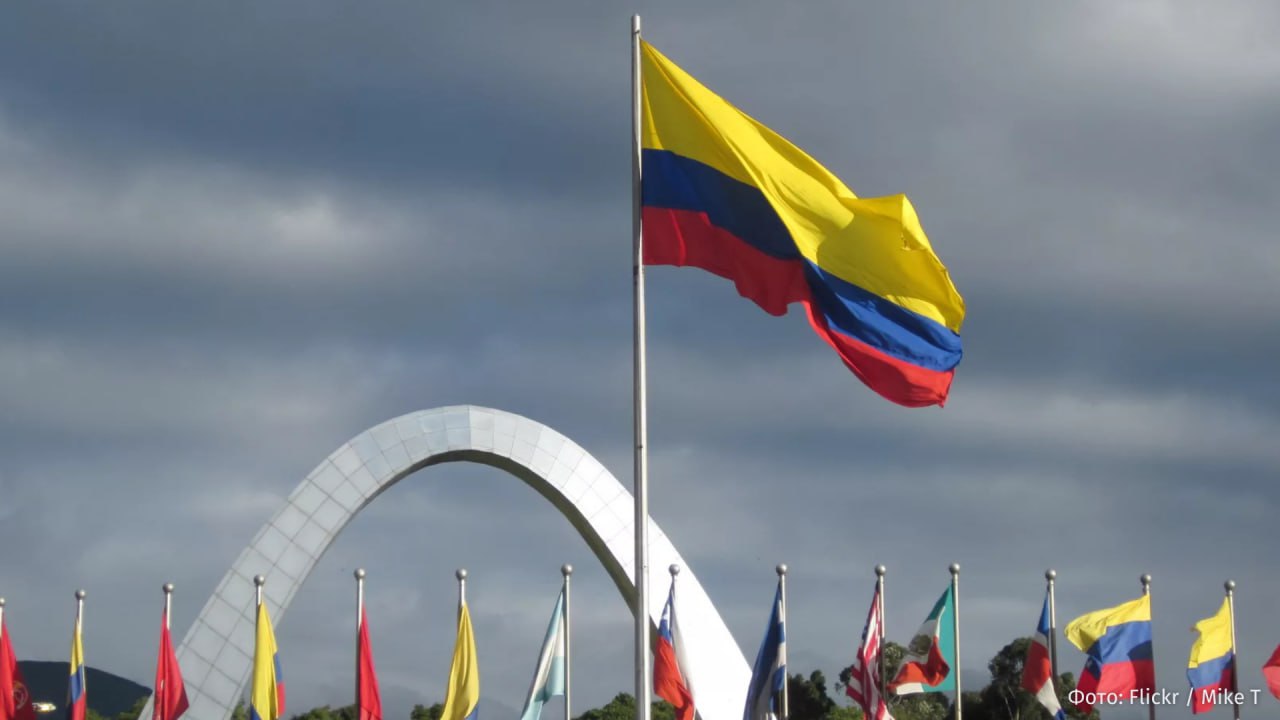 Колумбия не сможет импортировать природный газ из Венесуэлы без специальной лицензии правительства США Об этом заявил колумбийский министр горнодобывающей промышленности и энергетики Эдвин Пальма К сожалению похоже что через Ecopetrol Государственную компанию Ред мы не сможем совершить эту транзакцию Оформление новой лицензии будет более сложным и затяжным а нам важен срок выполнения заявил Пальма по итогам встречи с венесуэльским руководством в Каракасе По его словам Колумбия сталкивается с растущим дефицитом природного газа По некоторым оценкам имеющихся запасов может хватить примерно на шесть лет однако уже сейчас они не покрывают все потребности страны С 2024 года страна импортирует газ не только для работы тепловых электростанций но и для снабжения жилых домов предприятий и транспортных средств Больше новостей IZ RU в MAX