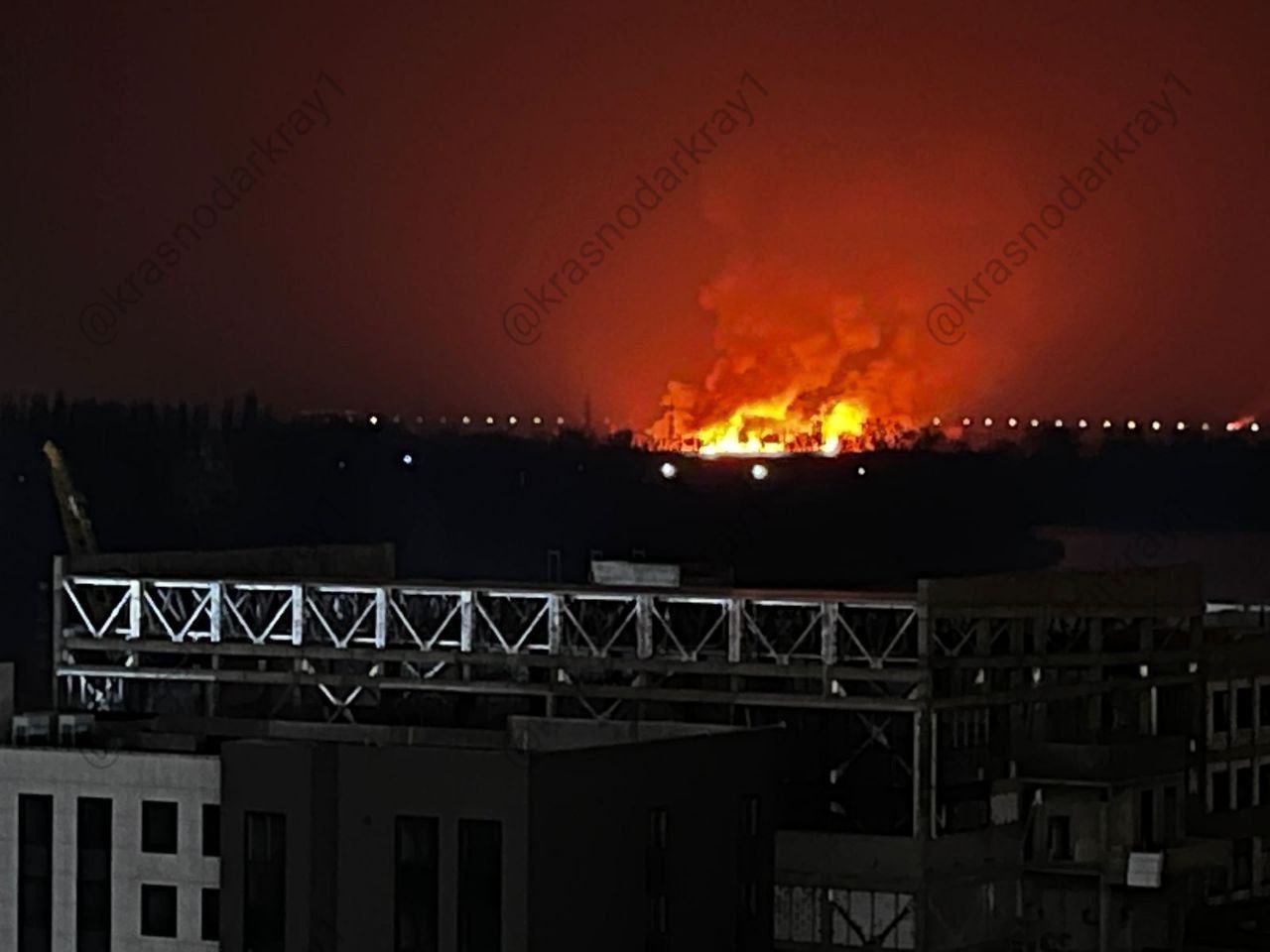 UPD. Возникновение крупных очагов пожара наряду с неблагоприятной розой ветров, формирующих движение воздушных масс в направлении муниципального образования город Краснодар, на территории города привело к возникновению обширных зон задымления.  Рекомендуем воздержаться от пребывания на открытом воздухе. - только что сообщили в ЕДДС города Краснодар  Ваши видео высылайте нам в бот     Подпишись поделись      Прислать  видео новость