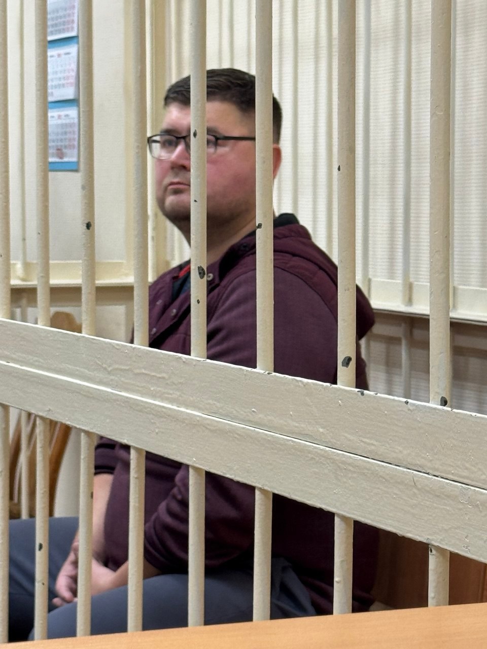 Кузнецов взят под стражу в Архангельске Директор фирмы ремонтировавшей школу в посёлке Уемский обвинён в мошенничестве и отправляется в СИЗО В марте 2024 года в рамках национального проекта Молодёжь и дети с ООО Риарден был заключен контракт по капитальному ремонту здания школы в Приморском округе на сумму свыше 170 миллионов рублей Следствие полагает что директор фирмы Алексей Кузнецов заключил договоры субподряда с аффилированными лицами направив в Управление федерального казначейства по Архангельской области и НАО недостоверные сведения о якобы понесенных затратах В результате Риардену из бюджета была перечислена сумма не менее 32 миллионов рублей ранее в прокуратуре сообщали что аванс составлял 60 миллионов рублей При этом на момент первоначального срока исполнения контракта техническая готовность здания составила менее 10 процентов В пресс службе Ломоносовского районного суда рассказали что Кузнецов обвинённый по части 4 статьи 159 УК РФ мошенничество в особо крупном размере заключен под стражу на 2 месяца Фото Ломоносовский районный суд Архангельска