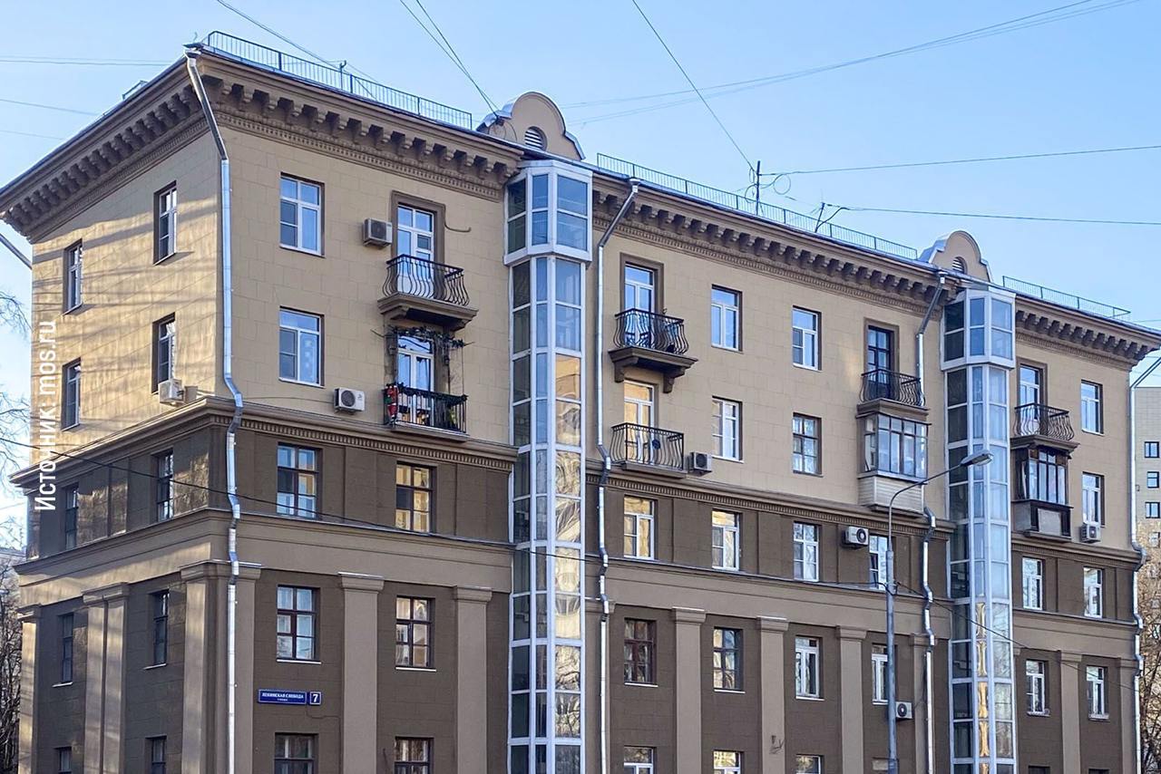 В Москве обновляют жилые здания в стиле неоклассики. Почти в 60 домах с иониками на фасадах сделали капитальный ремонт. Среди них — здание в 1-м Новоподмосковном переулке, построенное в 1954 году. Восстановили декоративные элементы, отремонтировали фасад и окрасили его в яркие цвета. Также обновили дом 1924 года постройки на улице Ленинская Слобода, сохранив его исторический облик. В 2025 году планируется обновление здания на Сенежской улице: в планах — ремонт фасада, крыши и замена инженерных систем. Лето в Москве, по классике, — это время преображений.