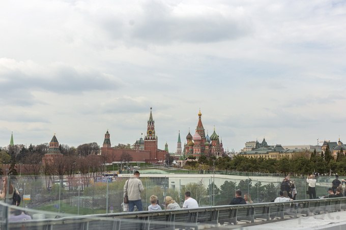 Гражданам Узбекистана могут разрешить въезд в Россию без загранпаспорта Узбекистан и Россия обсуждают возможность въезда по внутренним паспортам сообщил Spot пресс секретарь Министерства иностранных дел Ахрор Бурханов Нововведение планируется распространить как на узбекистанцев так и на россиян Переговорный процесс по данному вопросу продолжается и проходит необходимые внутригосударственные процедуры В настоящее время стороны ведут согласовательную работу по отдельным аспектам поэтому говорить о конкретных сроках реализации пока преждевременно прокомментировали в МИДе Узбекистанцы могут выехать по ID картам в Кыргызстан Переговоры о взаимном упрощении въезда идут с Казахстаном Таджикистаном и Азербайджаном В мае президент поручил МИДу принять меры для увеличения потока туристов из России www spot uz ru 2025 09 11 russia Telegram Instagram YouTube