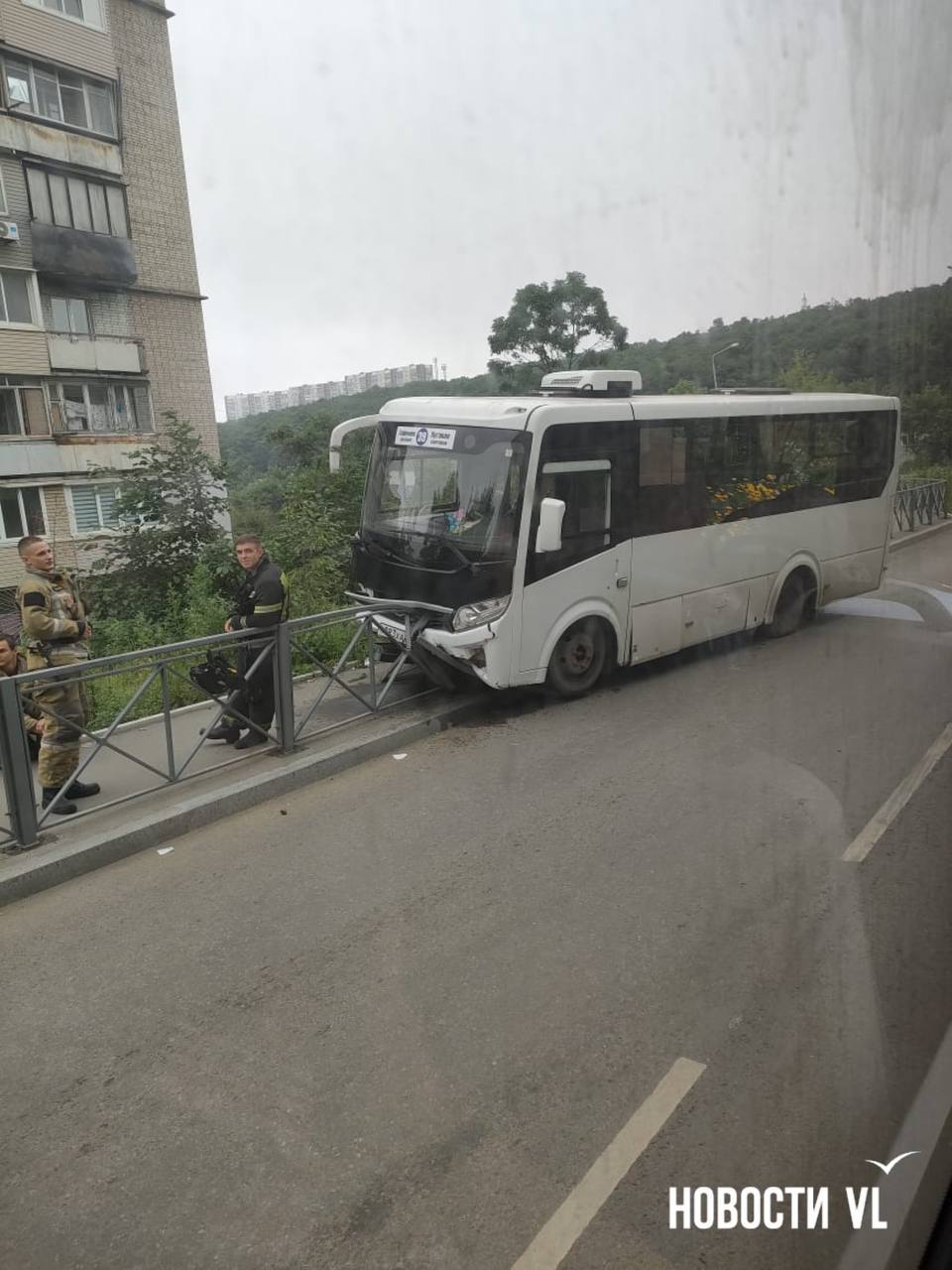 На остановке «Поворот» на Сафонова пассажирский автобус врезался в забор, отделяющий проезжую часть от тротуара. Пострадавших нет. Подписаться Прислать новость
