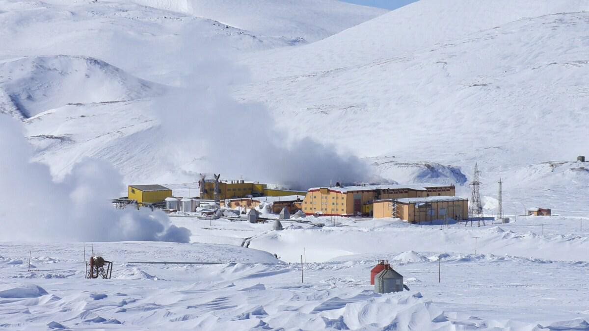 Новый энергоблок Мутновской геотермальной станции официально получил название Скалистая ГеоЭС Ранее объект назывался Мутновская ГеоЭС 2 Переименование инициировал системный оператор для исключения путаницы с действующими станциями Мутновской ГеоЭС 1 и Верхне Мутновской ГеоЭС Мощность новой станции составит 66 5 МВт Строительство начнется после завершения проектирования и определения источников финансирования Подписаться Предложка Чат