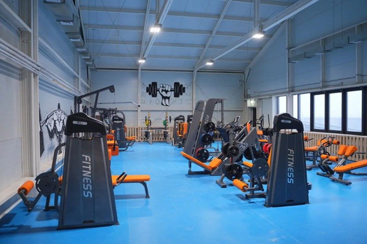 В Якутске за 5 месяцев построили многофункциональный спортивный зал Современный многофункциональный спортивный зал площадью около 2 1 тыс кв м возвели в Якутске в микрорайоне Спортивный на территории проблемного 17 квартала на месте ранее снесенного аварийного жилья в рекордно короткий срок 5 месяцев Объект возвели в рамках государственной программы его стоимость составила более 448 млн рублей выделенных из консолидированного бюджета в рамках мастер плана Якутска Глава Якутии Айсен Николаев подчеркнул что благодаря поддержке Президента России республика получила федеральные средства на реализацию проекта В сжатые сроки после переселения 90 семей из аварийных домов нам удалось построить этот замечательный спорткомплекс который мы открываем в преддверии Нового года сказал Айсен Николаев Здание спроектировано с учетом современных требований безопасности и доступности Спортзал сможет принимать соревнования регионального уровня также туда смогут приходить на тренировки жители близлежащих микрорайонов Ранее в микрорайоне Спортивный открылся детский сад 435 на 240 мест Улыбка с физкультурным и музыкальным залами медицинским блоком галокамерой пищеблоком и спортивной площадкой Якутия