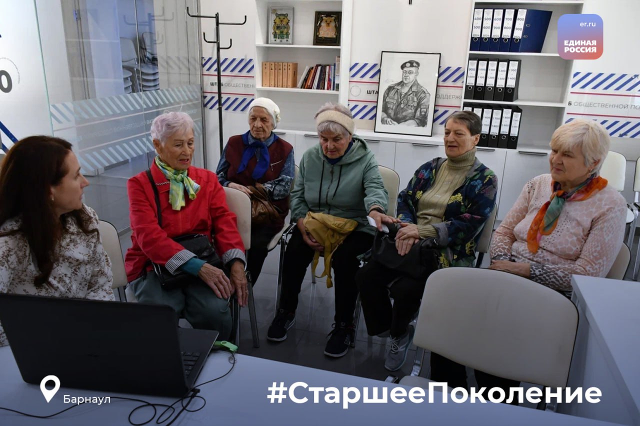 Садоводы и ученые встретились в штабе общественной поддержки «Единой России» Преподаватели Алтайского государственного аграрного университета познакомили пенсионеров с новыми сортами плодово-ягодных и овощных культур, рассказали о повышении урожайности деревьев и кустарников в суровых сибирских условиях. Тематическая встреча прошла в рамках реализации партийного проекта «Старшее поколение», координатором которого в Алтайском крае стал депутат Государственной Думы Иван Лоор.