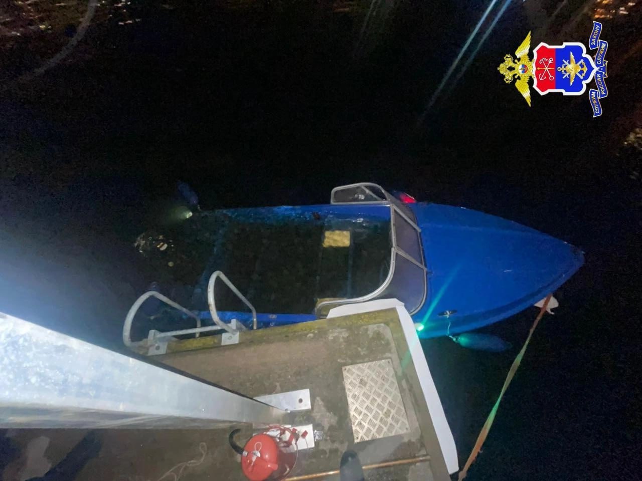 Три человека пострадали при затоплении катера в Малой Невке В акватории Малой Невки в Санкт Петербурге затонул маломерный катер пострадали три человека Информация о происшествии поступила в дежурную часть Санкт Петербургского линейного отдела МВД на водном транспорте около полуночи 29 августа Всех пострадавших госпитализировали По данным транспортной полиции катер типа Афалина столкнулся с бревном что вызвало частичное затопление судна В настоящее время проводится проверка ведомством а также Северо Западной транспортной прокуратурой Транспортная полиция СЗФО