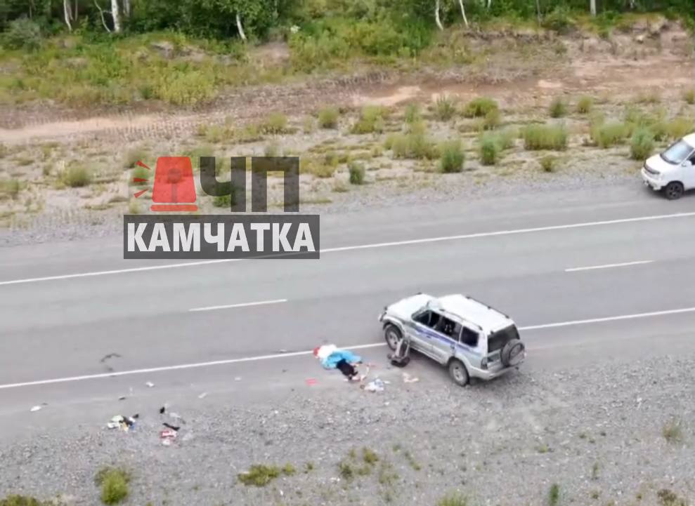 Ребенок погиб в страшном ДТП на Мильковской трассе В Госавтоинспекции сообщили «ЧП Камчатка» подробности страшной аварии. 12 июля 2025 года на 181-м километре трассы «Петропавловск-Камчатский – Мильково» произошло ДТП. Водитель «Тойоты Ленд Крузер Прадо», 40-летняя женщина, не справилась с управлением на высокой скорости около 120 км/ч , и автомобиль перевернулся. В машине находилось 9 человек – они ехали на экскурсию в «Соколиный центр». В результате опрокидывания автомобиля, погибла 9-летняя девочка, сидевшая на руках у пассажирки на переднем сиденье без ремня безопасности. Также пострадали: - Водитель 40 лет ; - Пассажирка 38 лет ; - Подростки 16, 14, 13 и 9 лет, а также 3-летний мальчик – все без ремней безопасности. 18-летняя девушка, державшая малыша на руках, не пострадала. Водитель была трезва и пристегнута. В отношении водителя возбуждено дело за нарушение ПДД, ведется проверка по статье о смертельном ДТП.