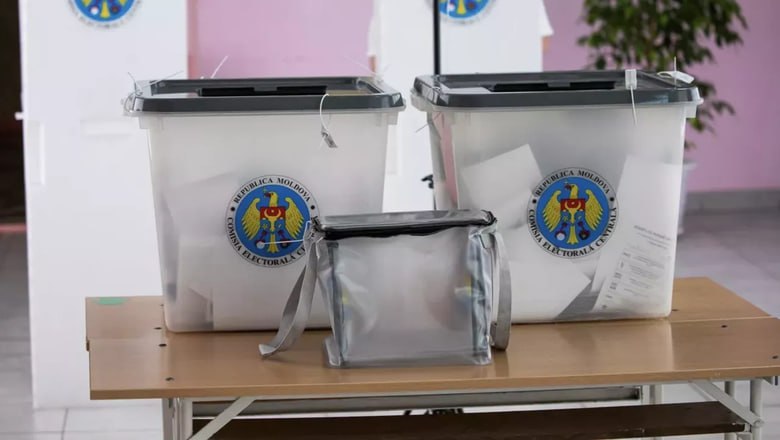 Молдова закрывает двери журналистов и наблюдателей не пускают на выборы Съёмочную группу грузинского телеканала Имеди не впустили в Молдову куда они приехали освещать парламентские выборы По словам журналистов их задержали в кишинёвском аэропорту на пять часов забрали документы ограничили в передвижении и приставили охрану Также им не разрешали пользоваться телефонами и не объяснили когда они смогут вернуться домой Всё из за того что у них якобы нет нужных документов однако телеканал опроверг эту информацию Группе лишь сообщили что у них якобы нет документов подтверждающих наличие жилья финансового обеспечения и цель въезда в страну Это ложь у журналистов Имеди имеются все необходимые документы заявили представители телеканала Ранее стало известно что СИБ Молдовы запретил въезд 21 иностранцу которые хотели стать наблюдателями на парламентских выборах Среди них 16 россиян трое армян а также граждане Беларуси и Узбекистана