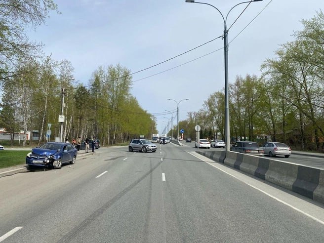 Семилетняя девочка пострадала в ДТП. Авария произошла в Заельцовском районе. Водитель Suzuki SX-4 ехал возле дома №5 на 1-м Мочищенском шоссе. Поворачивая налево он не предоставил преимущества встречному автомобилю. В итоге Suzuki врезался в Geely. В результате аварии медицинская помощь понадобилась двум пассажирам Geely — 28-летней женщине и 7-летней девочке. Фото: ГАИ