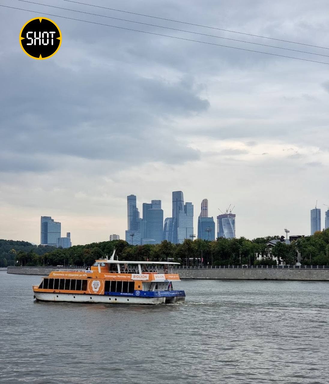 Турист выпрыгнул из теплохода во время прогулки по Москве-реке  По данным SHOT, мужчина катался на теплоходе вместе с подругой. Примерно в 17:30 недалеко от причала Воробьёвы горы он внезапно прыгнул в ледяную воду. Что побудило его это сделать, девушка не рассказала.  Прыгун смог сам доплыть до набережной. Он побежал отогреваться в ближайшее кафе. Туда уже приехали спасатели и завернули бедолагу в термоодеяло. Решается вопрос о его госпитализации.     Фото иллюстративное