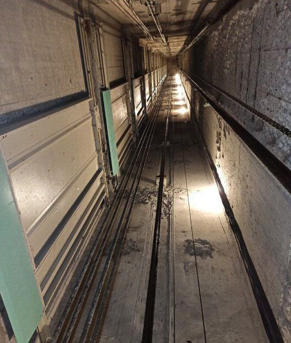 Лефиафан от ДСК В новом ДСКшном доме в ЖК Крымский квартал лифт поглотил трехлетнего ребенка Семья возвращалась домой с прогулки и маленький мальчик облокотился на дверь лифта на первом этаже которая внезапно открылась и ребенок провалился в шахту лифта Трагедия чуть не произошла в доме 29а 2 сданном менее года назад К счастью отец быстро сориентировался и спрыгнул в шахту и вытащил сына с испугом и парой гематом на голове и спине Благо что соседи успели остановить лифт и пришли на помощь После инцидента родители отвезли мальчика в травмпункт Лифты в нашем новом доме просто ужасны За весь год оба они работали всего месяца два То один работает то другой то вообще оба не работают А когда они работают ездить на них страшно шум скрип скрежет Новый лифт так работать не должен написал в соцсетях отец упавшего ребенка По его словам на жалобы жильцов по теме лифтов не реагирует ни УК Сервис Лайн ни ДСК