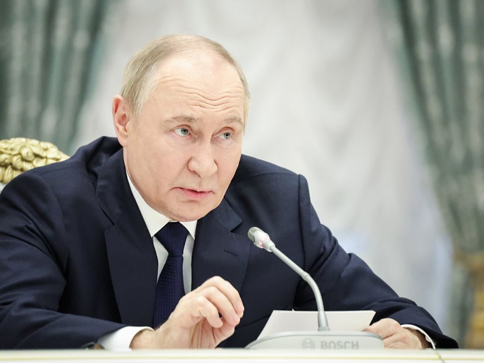 Путин заявил, что ситуация для Киева будет ухудшаться Президент России Владимир Путин заявил, что ситуация для Киева на юге и востоке Украины продолжает ухудшаться. Об этом он сообщил в ходе общения с зарубежными журналистами на Петербургском международном экономическом форуме ПМЭФ . «Как я и говорил, ситуация будет ухудшаться. Вот она ухудшилась для них. Теперь речь идет не о Донецке и Луганске, а еще и о двух субъектах теперь Российской Федерации. И Крым, конечно. Давайте обсуждать это», — отметил глава государства, имея в виду Херсонскую и Запорожскую области, которые в сентябре 2022 года были включены в состав РФ. В ходе беседы Путин подчеркнул, что открыт к переговорам для урегулирования конфликта, в том числе с президентом Украины Владимиром Зеленским. Однако, по его сло... Подробнее>>>