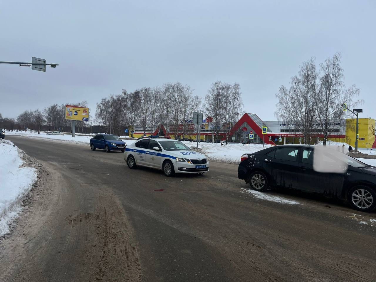 ⏺В Нижнекамске иномарка на скорости сбила двух пешеходов  Сегодня в Нижнекамске легковушка на большой скорости сбила двух пешеходов. ДТП произошло на улице Лесной.  По предварительным данным Госавтоинспекции города, 53-летний водитель автомобиля Toyota Corolla, следуя в направлении проспекта Химиков, не уступил дорогу двум пешеходам. Они пересекали проезжую часть по нерегулируемому пешеходному переходу.  Пострадавшие – мужчина и женщина, обоим по 63 года. Их с многочисленными травмами увезли в больницу.  В настоящее время автоинспекторы выясняют обстоятельства ДТП.