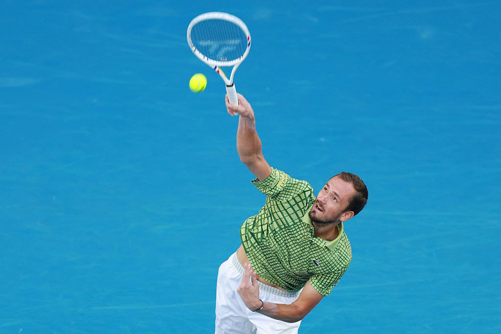 Даниил Медведев вылетел на старте крупного турнира в Роттердаме Первая ракетка России Даниил Медведев не смог выйти во второй круг турнира ATP 500 в Роттердаме На старте турнира россиянин занимающий 11 е место в мировом рейтинге встречался с французом Уго Умбером 36 й и проиграл со счетом 6 7 4 7 6 3 3 6 В предыдущих четырех встречах Медведев обыграл француза только раз Медведев выиграл этот турнир в 2023 году Из россиян в Роттердаме также выступит Карен Хачанов Getty Images Подписаться на РБК Спорт