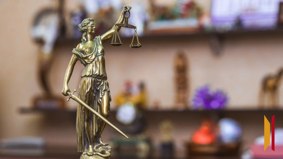 В Воронеже вынесен приговор банде наркоторговцев 14 членов преступной группы, занимавшейся сбытом героина и метадона, получили реальные сроки от 6 до 13 лет колонии строгого режима. Преступники действовали с августа по декабрь 2022 года на территории Воронежской и Орловской областей, а также в Москве. Среди осужденных есть иностранные граждане.
