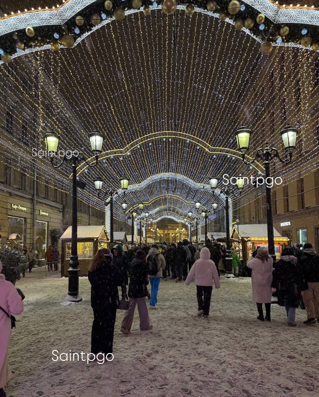 Рождественская ярмарка в Петербурге пройдет в русском стиле Как рассказал ТАСС председатель комитета по промышленной политике инновациям и торговле Александр Ситов в этом году решено отказаться от европейского оформления и перейти к стилю старого Петербурга и русских традиций Ярмарка откроется на Манежной Московской и Дворцовой площадях Концепцию представят в конце ноября а в прошлом году мероприятие посетили около 1 5 миллиона человек Подписаться на канал жми тут Прислать новость спб питер петербург