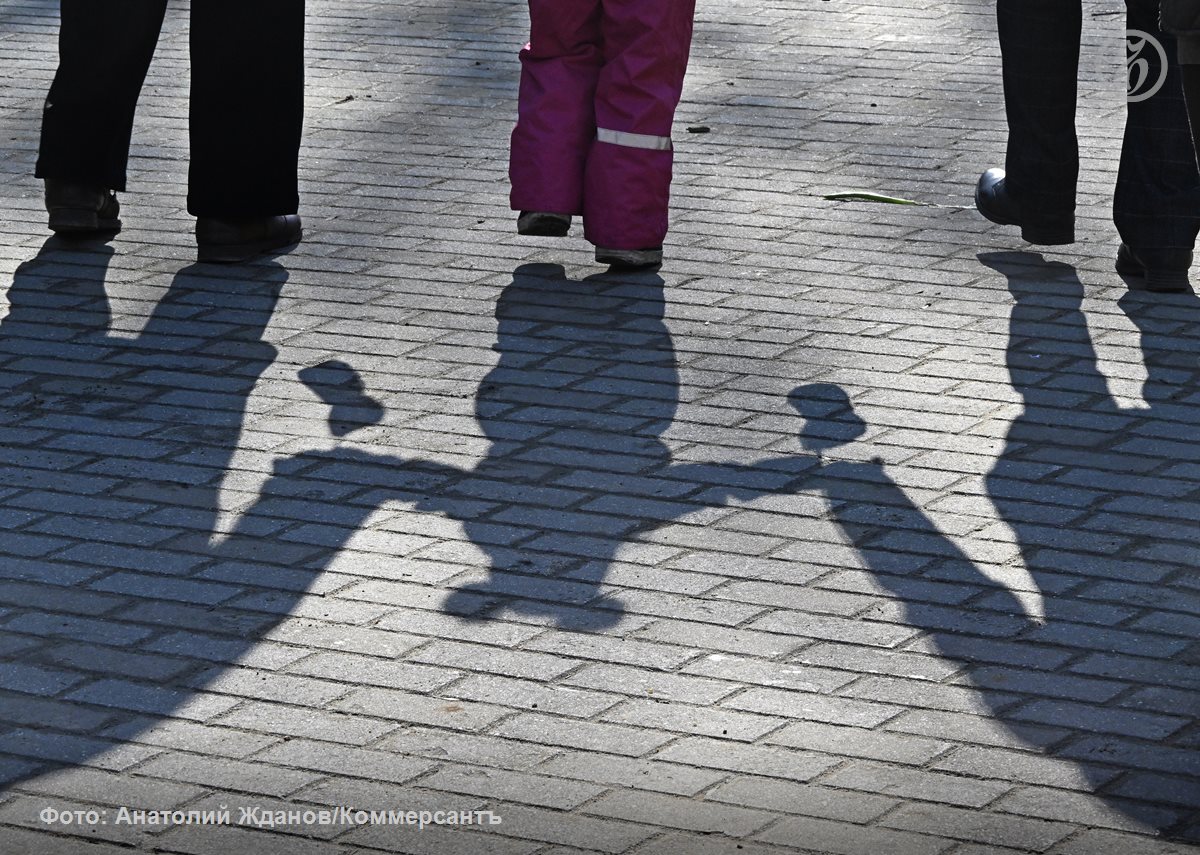 Родители детей с диабетом просят включить медицинские приложения для мониторинга глюкозы в белый список сервисов которые работают при ограничении мобильного интернета Обращение в Минцифры направила депутат Наталья Костенко Единая Россия Поводом стали многочисленные жалобы поступающие во Всероссийскую организацию родителей детей инвалидов В письме которое есть в распоряжении Ъ отмечается что во время отключений интернета перестают работать десятки мобильных приложений мониторинга глюкозы в крови в том числе LibreLinkUp и CareLink Из за этого родители не могут контролировать состояние детей вне дома что представляет опасность для их жизни и здоровья Минцифры и Минздрав подтвердили Ъ что этот вопрос обсуждается с ответственными службами Ъузнал