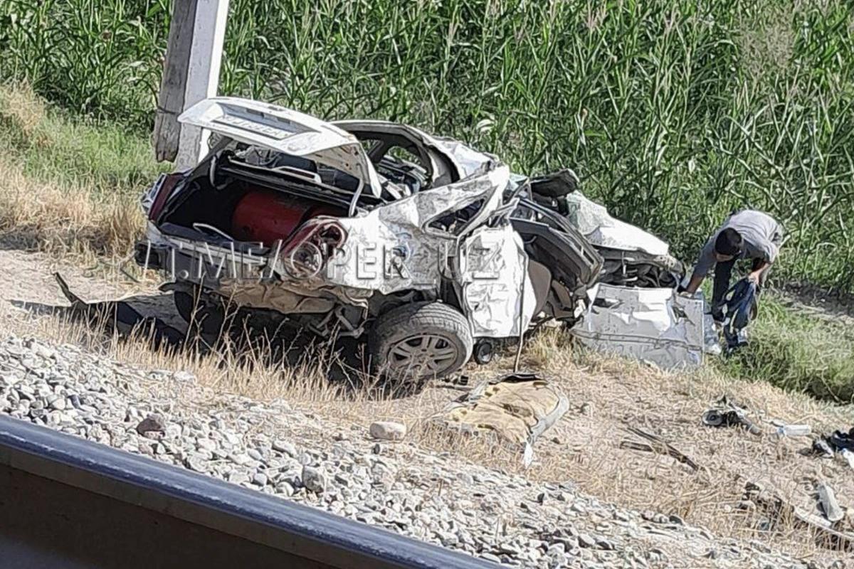 В Наманганской области поезд снес легковой автомобиль водительница Gentra пыталась пересечь ж д пути перед приближающимся составом машинист применил экстренное торможение но избежать трагедии не удалось в результате ДТП погибли все находившиеся в машине 5 женщин и ребенок