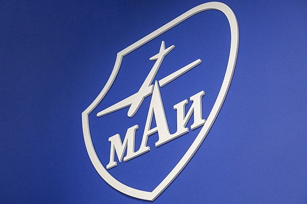 Создан первый в мире универсальный модульный беспилотник Инженеры Московского авиационного института МАИ создали универсальный модульный беспилотный летательный аппарат БПЛА вертикального взлета и посадки, не имеющий аналогов в России и мире. Универсальность достигается за счет использования модулей: аппарат может быть адаптирован по размеру и характеристикам для перевозки грузов, мониторинга, поисково-спасательных операций, патрулирования, энергетики, строительства и других задач. Об этом сообщает ТАСС со ссылкой на данные пресс-службы вуза. Беспилотник проходит испытания, готов к серийному производству и будет представлен 15-17 мая на выставке HeliRussia-2025. Он полностью состоит из отечественных материалов и деталей, подходит для использования при низких температурах без потери мощности, имеет рекордную дальность полетов, а также высокую защиту от внешнего воздействия. aviaru.net/n283432