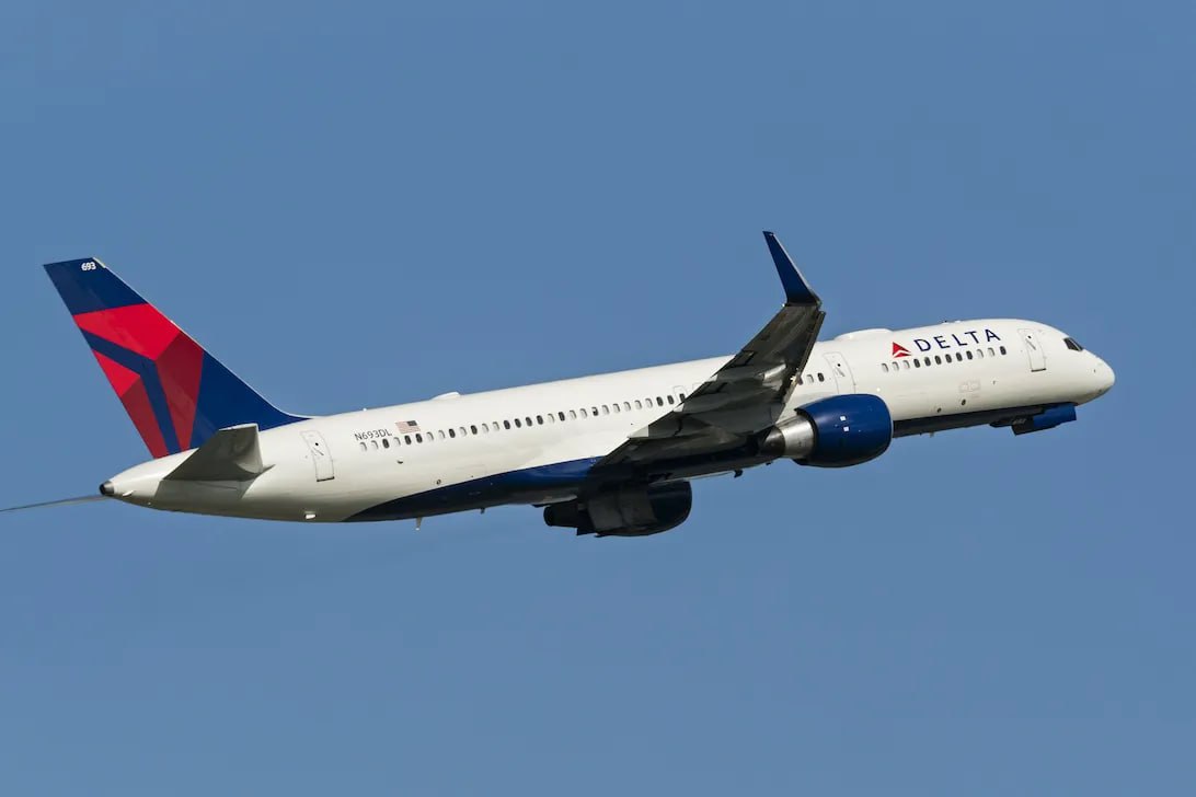 Американская авиакомпания Delta Airlines подала заявку на регистрацию товарного знака. Параллельно с этим замминистра иностранных дел РФ Рябков заявил о планах России добиваться от США внятной реакции на предложения о возобновлении прямого авиасообщения. В заявке у Delta всё по классике, среди основных категорий деятельности: авиаперевозки, организация путешествий, перевозка грузов, туристические услуги, погрузка багажа и доставка посылок. От рейсов в Россию Delta полностью отказалась ещё в 2018 году.