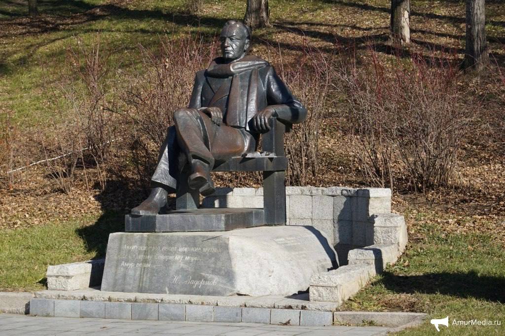 Памятник Михаилу Задорнову предложили установить в Хабаровске С такой инициативой выступил лидер ЛДПР Леонид Слуцкий которого поддержали неравнодушные граждане Политик отметил что Задорнов был человеком с острым умом и безграничной любовью к Родине чьё творчество учило людей думать смеяться и гордиться страной Хабаровск был предложен в качестве возможного места установки памятника поскольку сатирик считал этот город своей второй родиной Кроме того на набережной имени адмирала Невельского уже установлен памятник отцу Михаила Задорнова писателю Николаю Задорнову который в военные годы работал в хабаровских СМИ и написал здесь свой первый роман Амур батюшка 16   AmurMedia Прислать новость