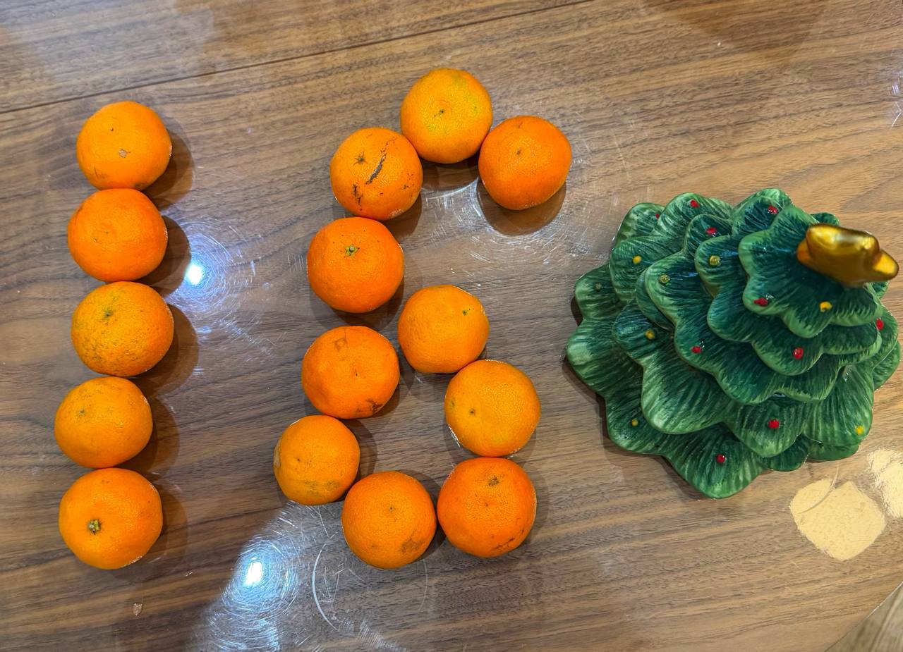 СТАВКА 16 ОЖИДАЕМЫЙ ХОД Вашим и нашим выходит Балансик А разговоров то было Очевидно что снижать будут и дальше в феврале могут 0 5 еще Но долго и плавно Поэтому пока без полетов рынка в космос ЦБ торопиться с учетом санкций инфляции налогов и буксующих переговоров явно не желает Новости сами видите Заметили как сперва банки занизили вклады а теперь переобулись и открутили чуть чуть Ибо клиентский отток Заигрались в ожидания Судя по прогнозам от реалистов к 14 до конца 2026 дойдем уж пару процентов за год осилим Тот случай когда вроде подарок на НГ дали но вместо 17 го айфона в коробке оказались носки с набором шампуней из пятерки P S Продолжаю традицию с дурацкими фотками в день ставки зимой рисунок на снегу осенью картошка фри потом виноград А на НГ мандарины