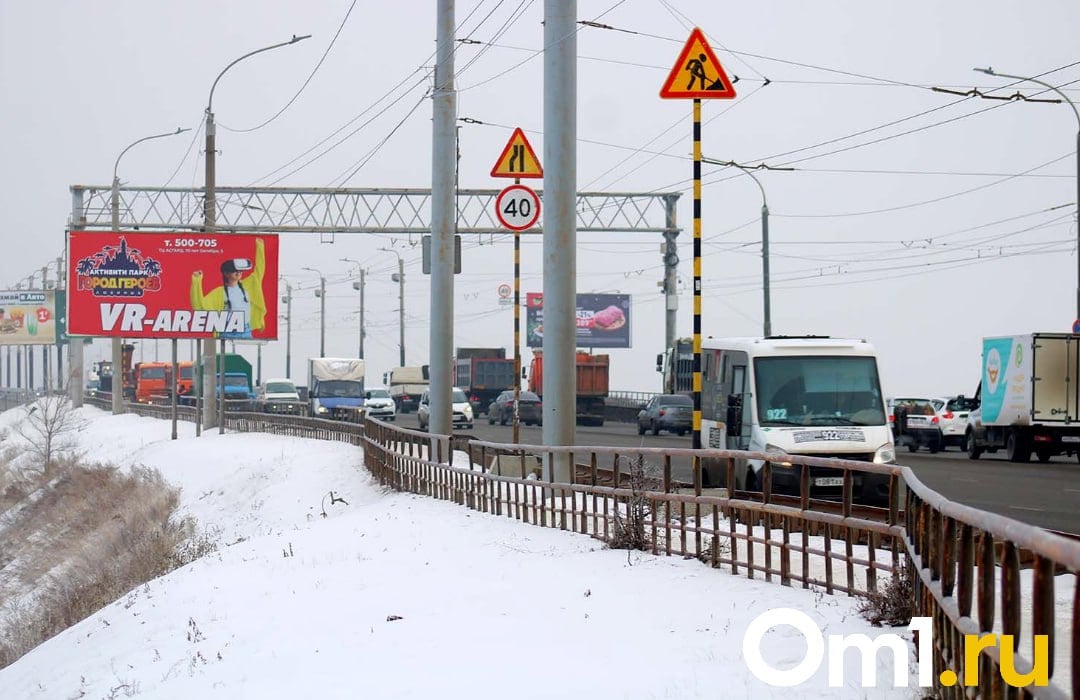 Около моста у Телецентра изменили работу светофоров  Режим работы светофоров у моста 60-летия ВЛКСМ, установленных на улице Заозёрной и на спуске с проспекта Мира, синхронизировали с фазами реверсивного светофора:   При включённом разрешающем сигнале для движения по средней полосе с правого берега на левый берег светофоры будут работать в режиме жёлтого мигания;   При включенном запрещающем сигнале для движения по средней полосе с правого берега на левый берег  светофоры перевели в режим пофазного регулирования: зелёный сигнал включается на 60 секунд для потока с улицы Заозёрной и на 70 секунд для транспорта с проспекта Мира.