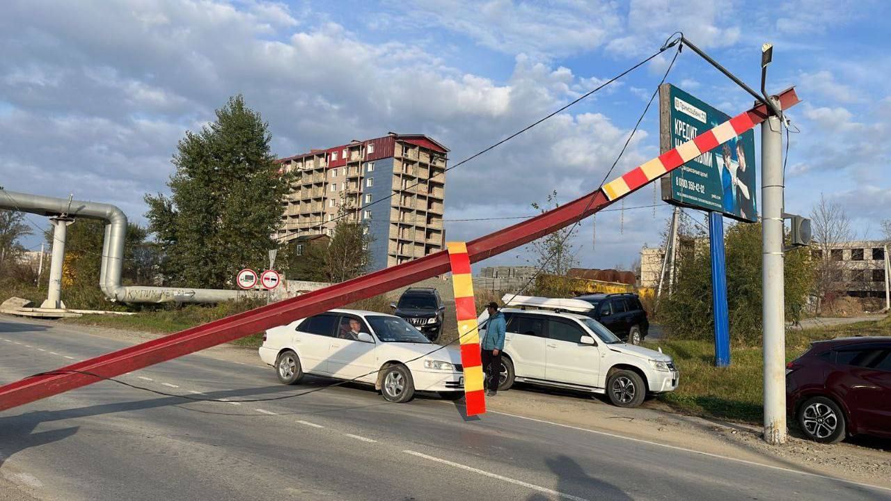 В Большом Камне большегруз снес ограничитель высоты на улице Пригородной и скрылся с места происшествия. В результате столкновения ограничительная балка упала, перегородив дорогу  Как сообщили в администрации города, сейчас движение на этом участке дороги перекрыто, водителям рекомендуется объезжать его через улицы Промышленная и Дзержинского. Часть водителей объезжает препятствие по обочине.  ГИБДД ведет поиск водителя, который совершил столкновение с балкой. После обнаружения виновника будет принято решение о привлечении его к ответственности. В ближайшее время начнутся восстановительные работы по подъему ограничительной балки.   Приморье здесь